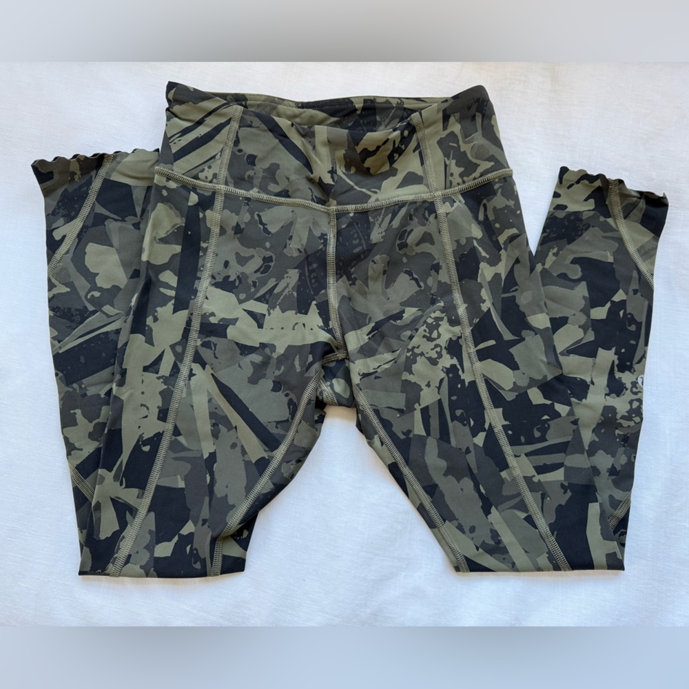 Lululemon Camo Leggings Size 4 BASICALLY NEW LIMITED edition
